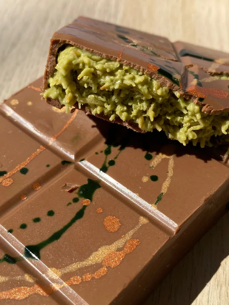 טבלת שוקולד חלב במילוי קרם פיסטוק עשיר וקנאפה קראנצ'י, מיוצרת בעבודת יד בשוקוליב