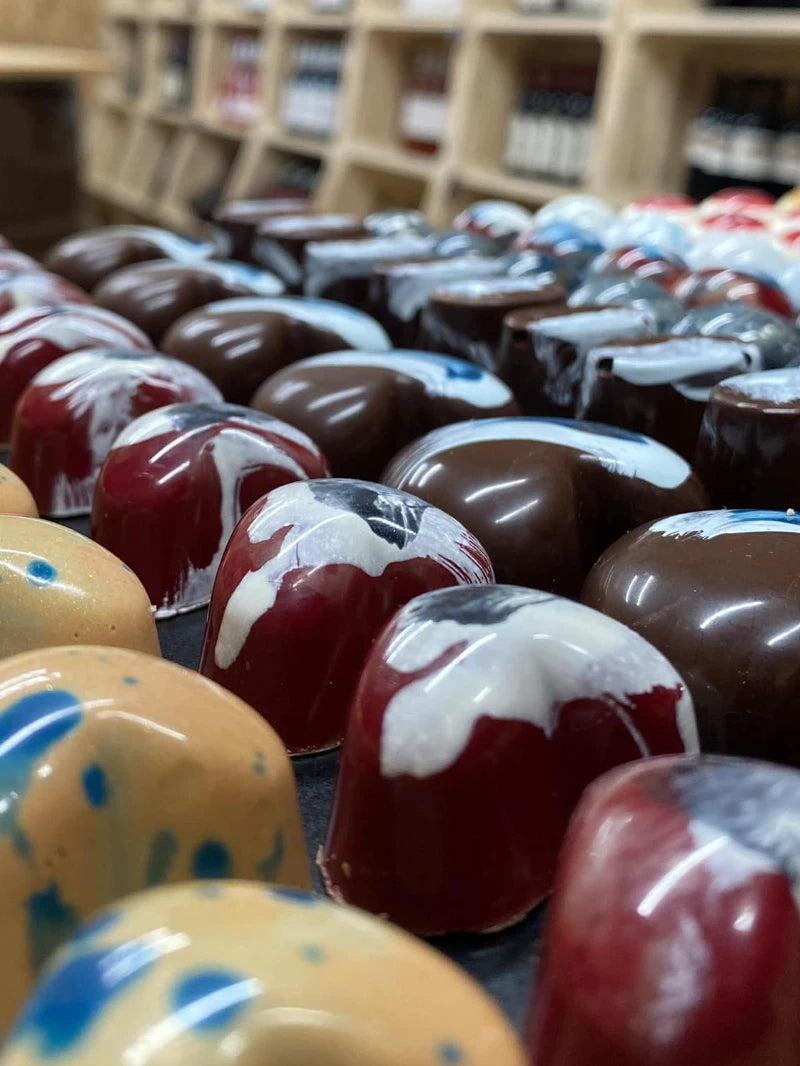 מארז יוקרתי של פרלינים צבעוניים בעבודת יד בעיצובים גלקטיים ואמנותיים של שוקוליב