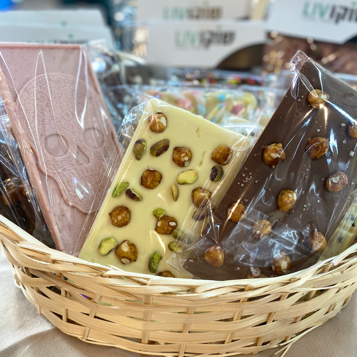 סלסילת טבלאות שוקולד בוטיק בעבודת יד של שוקוליב, כולל שוקולד לבן עם פיסטוקים ושוקולד חלב עם אגוזי לוז